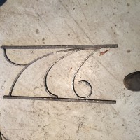 Rauamarket metallist sepistatud riiuliots